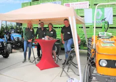 Jacolien van Hemert, Peter en Wilma van Hemert en Corné de Waal met de Renault en Solis tractoren en op de achtergrond het groene werkplatform van Fruit Tuin Park